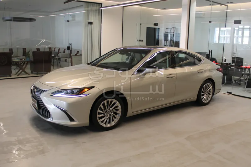 2021 لكزس إي إس 350