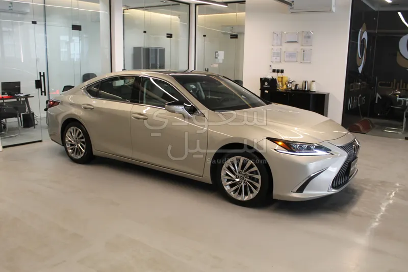 2021 لكزس إي إس 350