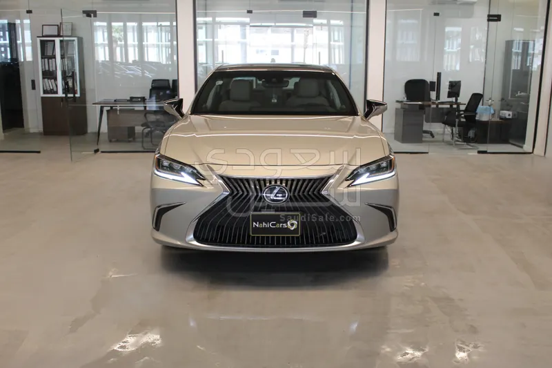 2021 لكزس إي إس 350