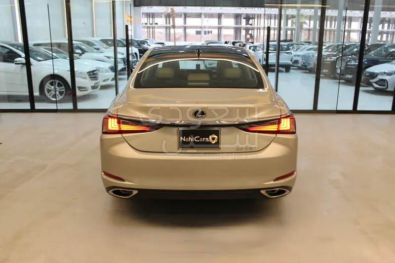 2021 لكزس إي إس 350