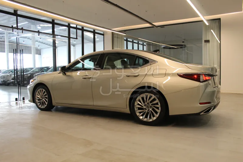 2021 لكزس إي إس 350