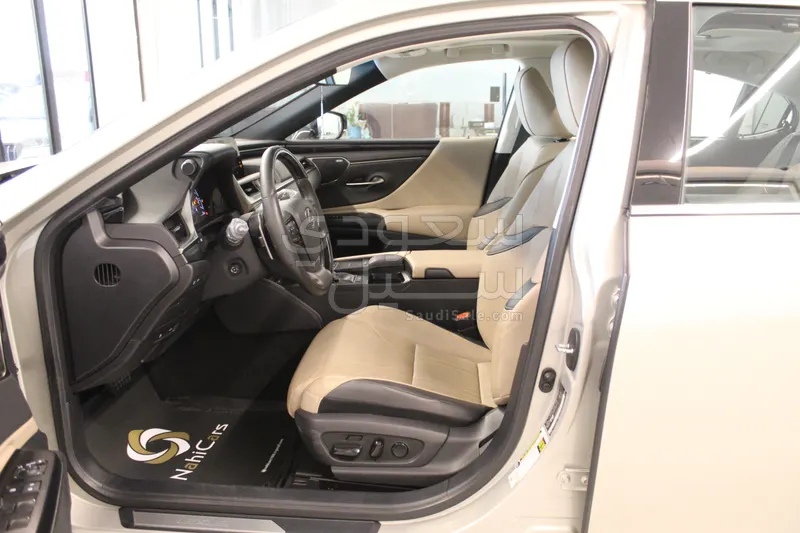 2021 لكزس إي إس 350