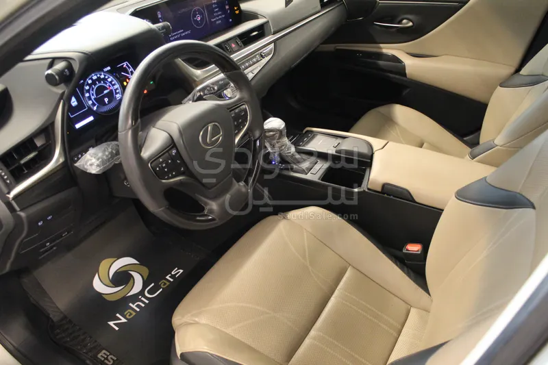 2021 لكزس إي إس 350