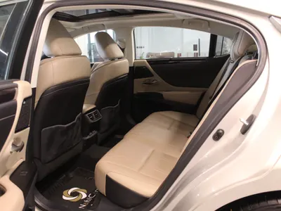 2021 لكزس إي إس 350