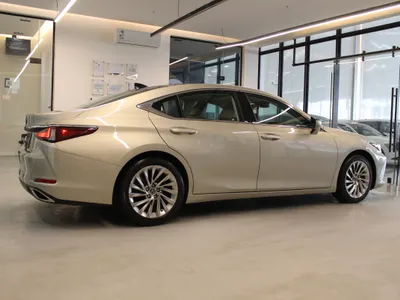 2021 لكزس إي إس 350