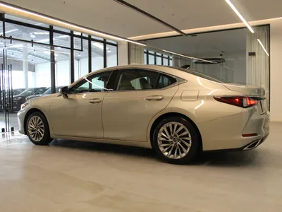 2021 لكزس إي إس 350