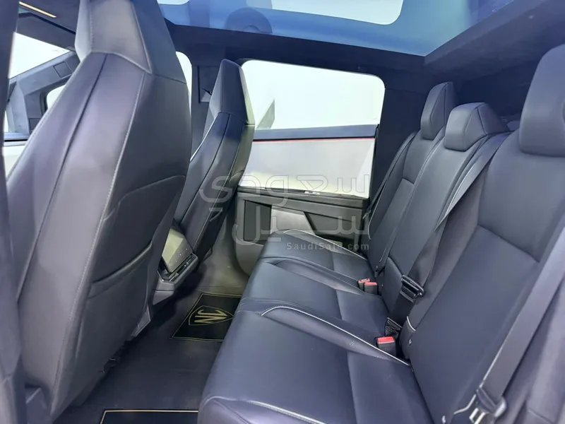 2024 تيسلا سايبر تراك