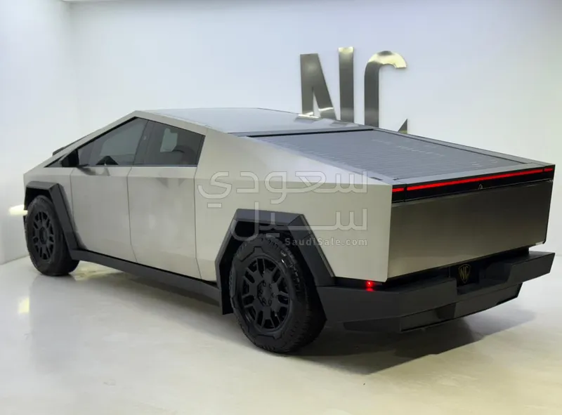 2024 تيسلا سايبر تراك