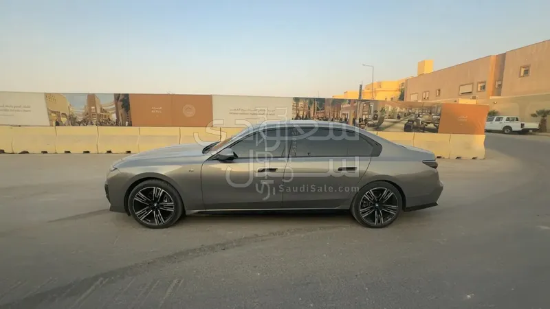 2025 بي ام دبليو الفئة السابعة 735 إل أي