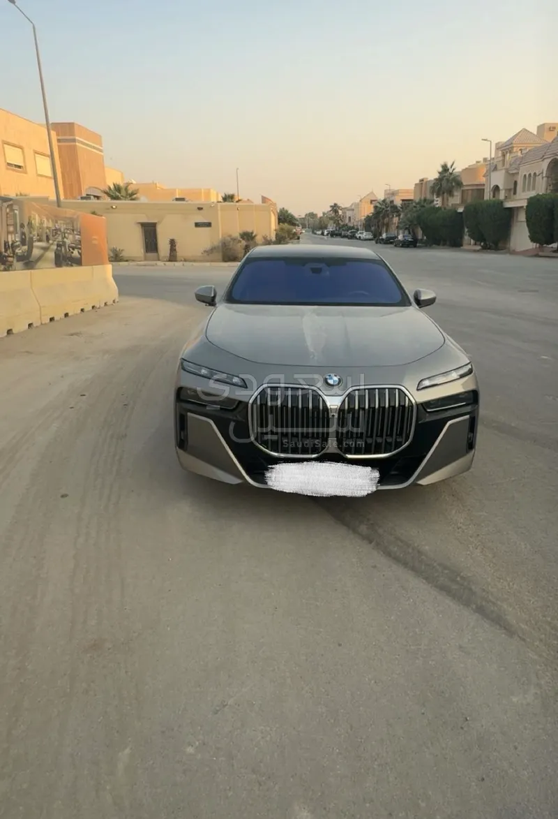 2025 بي ام دبليو الفئة السابعة 735 إل أي