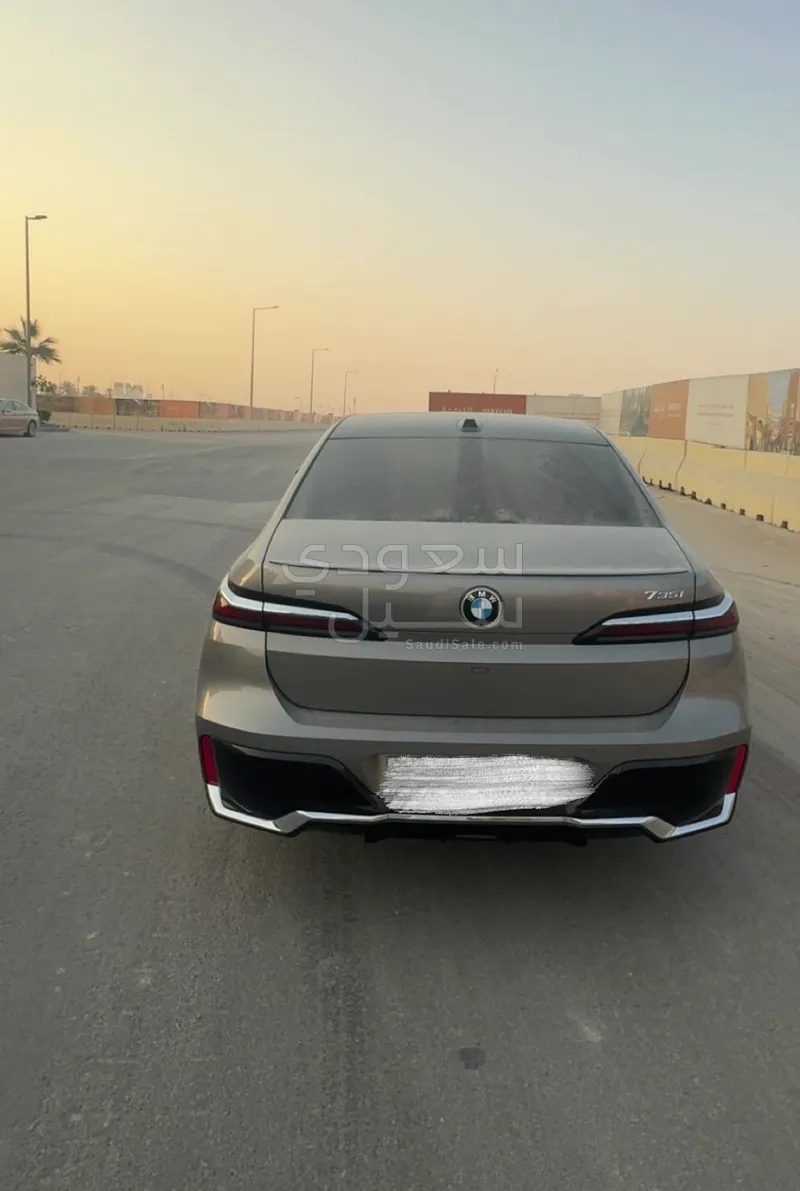 2025 بي ام دبليو الفئة السابعة 735 إل أي