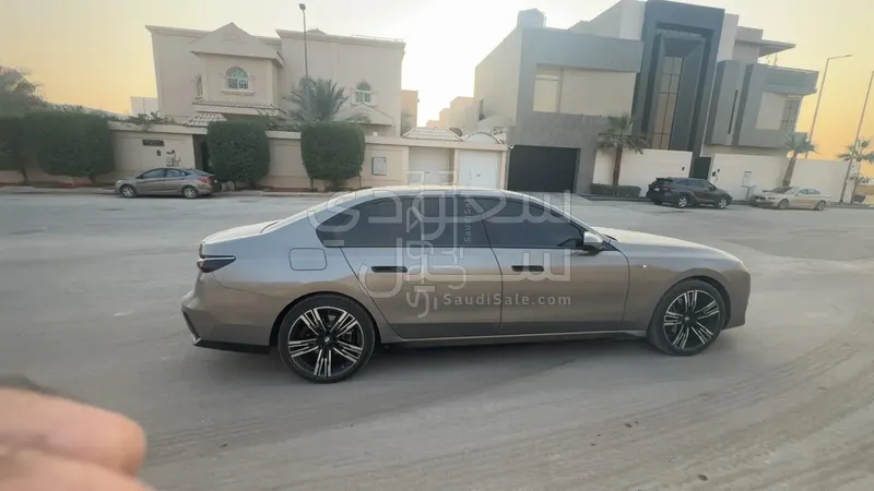 2025 بي ام دبليو الفئة السابعة 735 إل أي