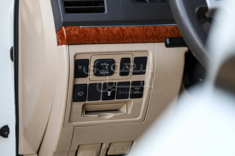 2012 تويوتا لاند كروزر جي اكس ار