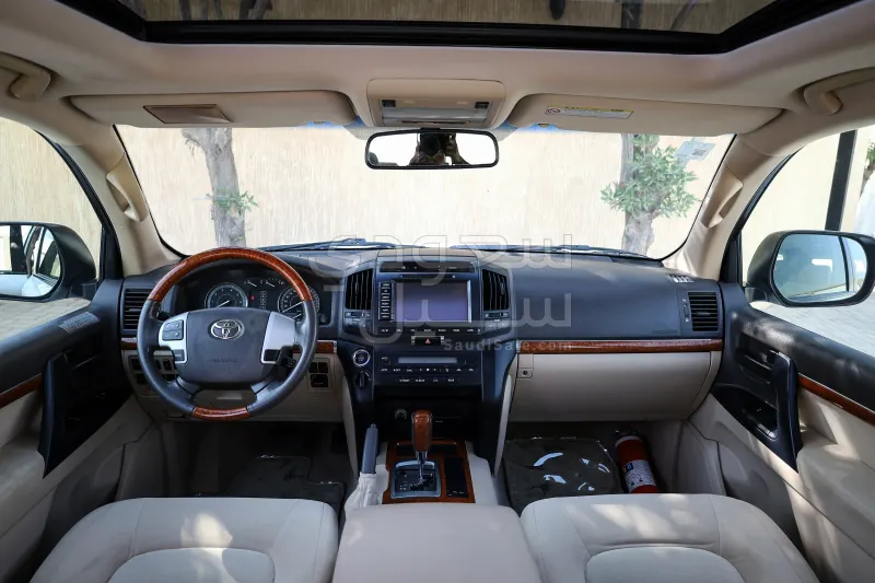 2012 تويوتا لاند كروزر جي اكس ار