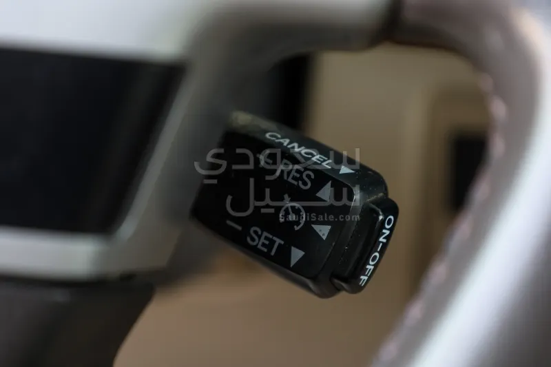 2012 تويوتا لاند كروزر جي اكس ار