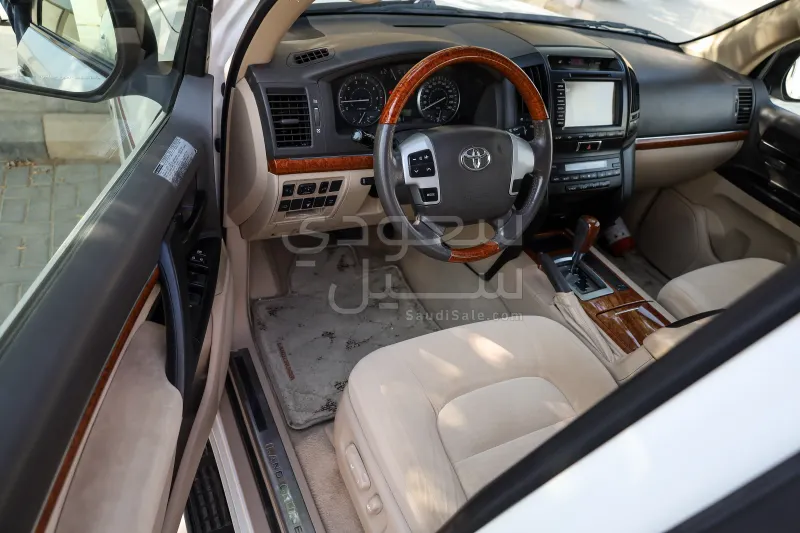 2012 تويوتا لاند كروزر جي اكس ار