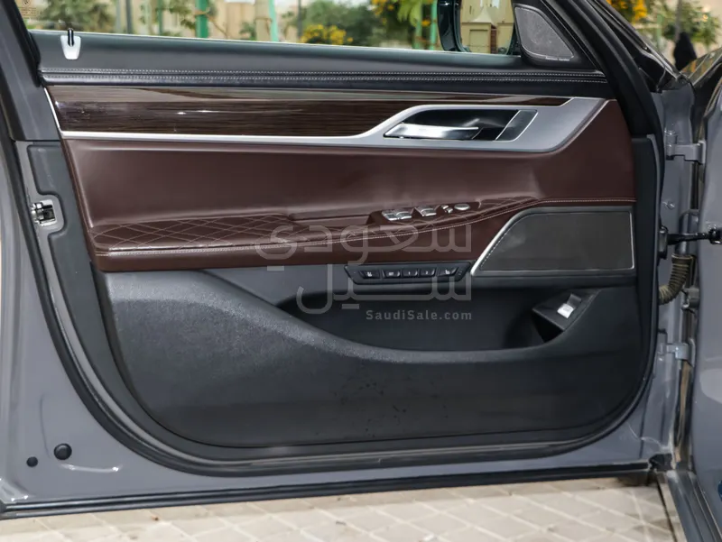 2020 بي ام دبليو الفئة السابعة 740 إل أي