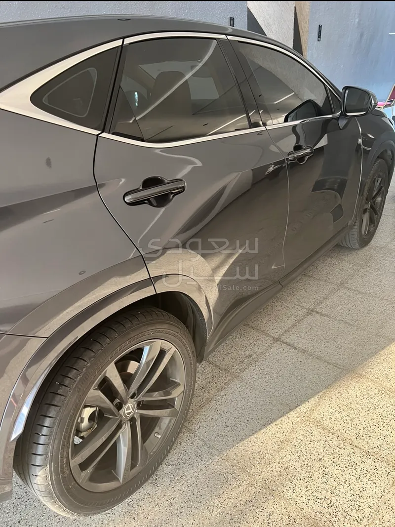 2022 لكزس إن إكس 350