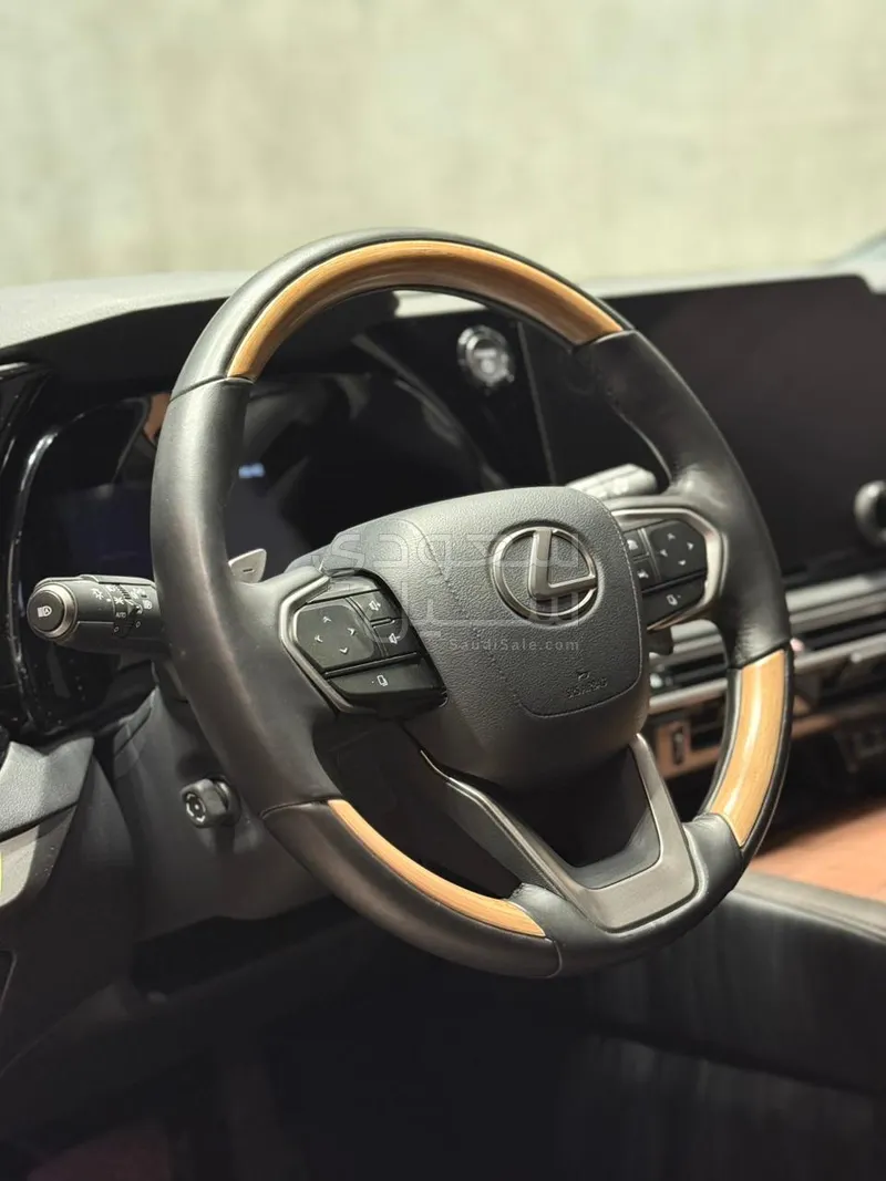 2024 لكزس أر إكس 350