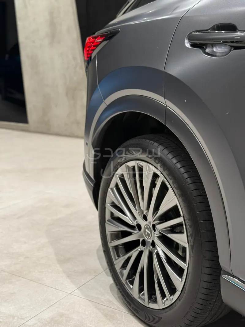 2024 لكزس أر إكس 350