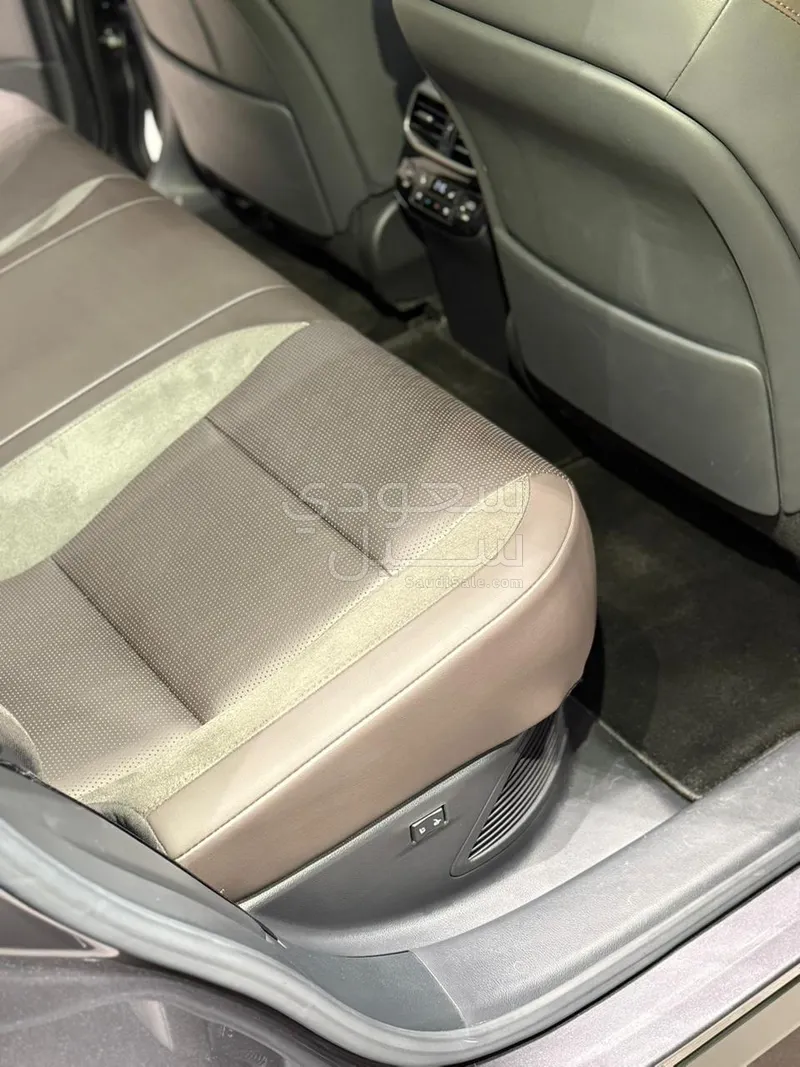 2024 لكزس أر إكس 350