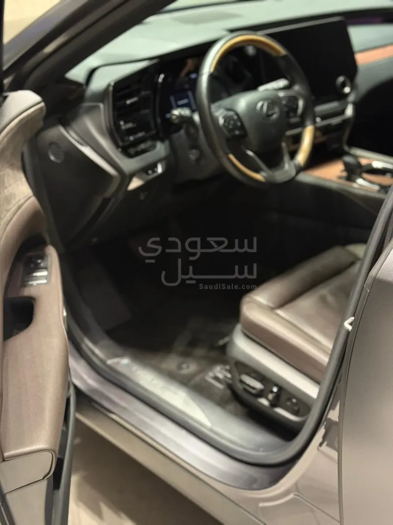 2024 لكزس أر إكس 350
