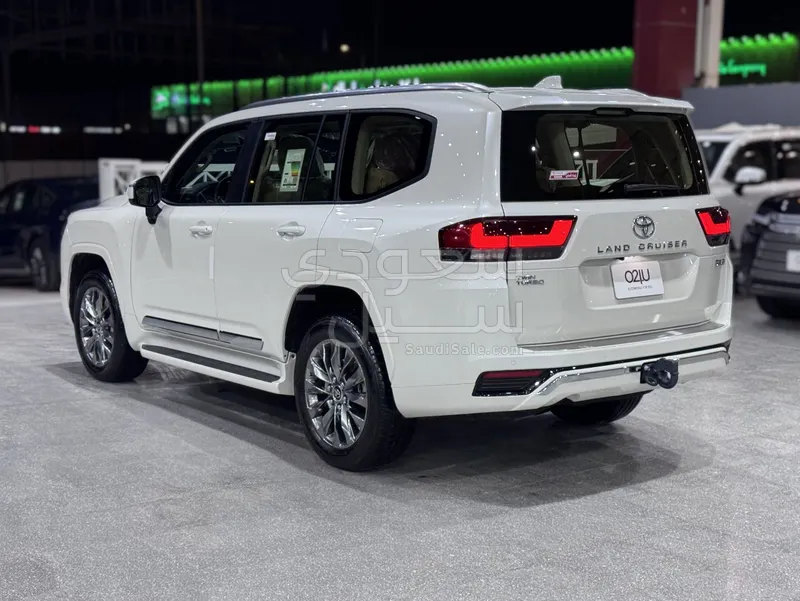 2025 تويوتا لاند كروزر جي اكس ار