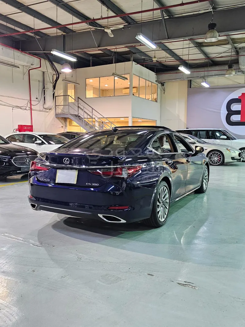 2023 لكزس إي إس 350
