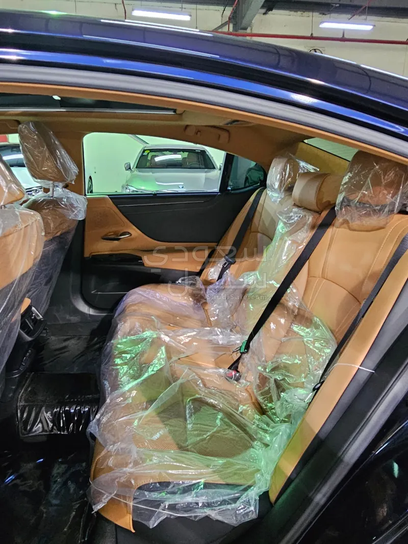 2023 لكزس إي إس 350