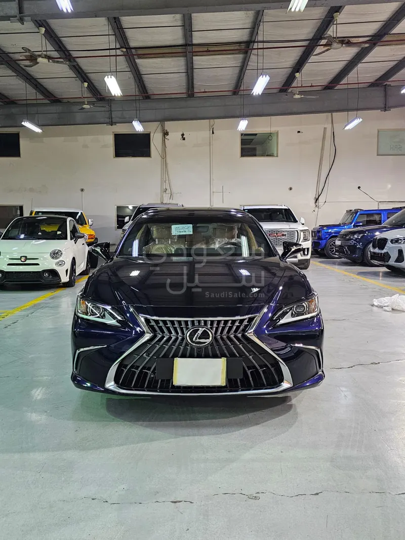 2023 لكزس إي إس 350