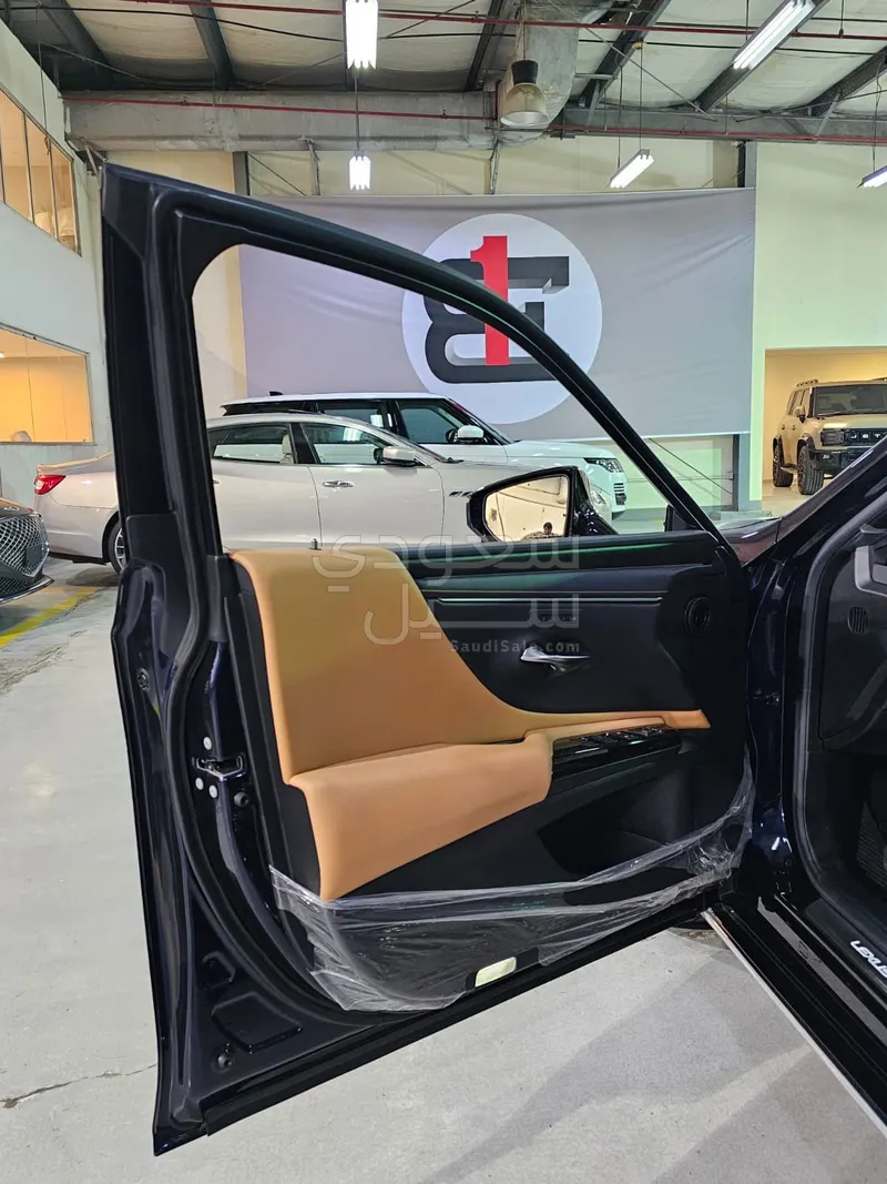 2023 لكزس إي إس 350