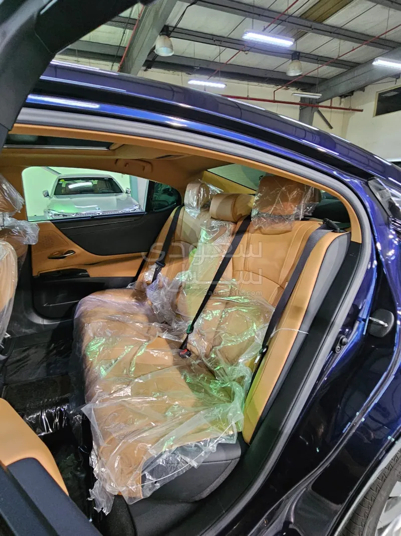 2023 لكزس إي إس 350