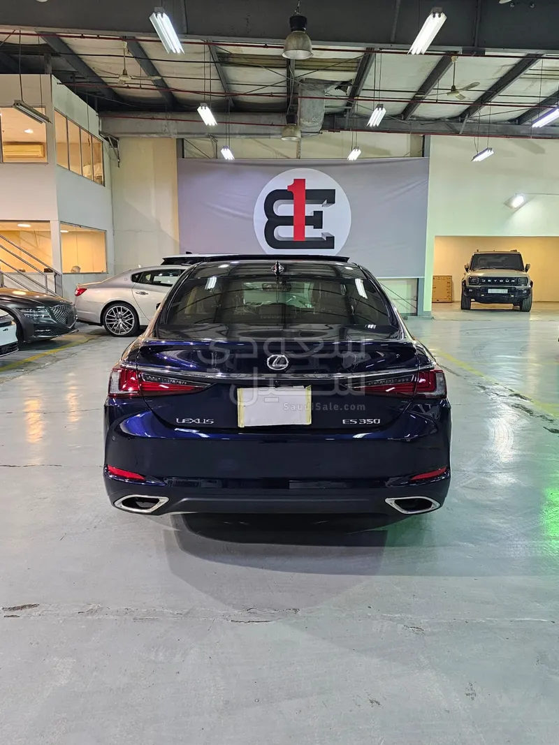 2023 لكزس إي إس 350