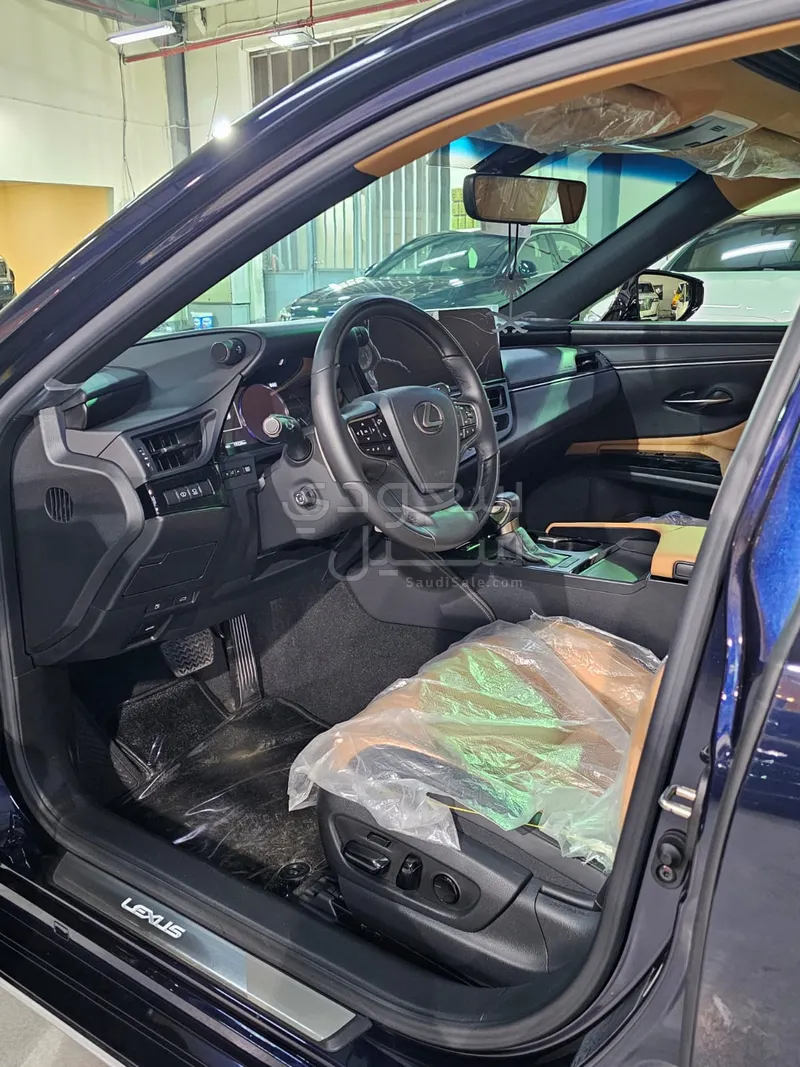 2023 لكزس إي إس 350