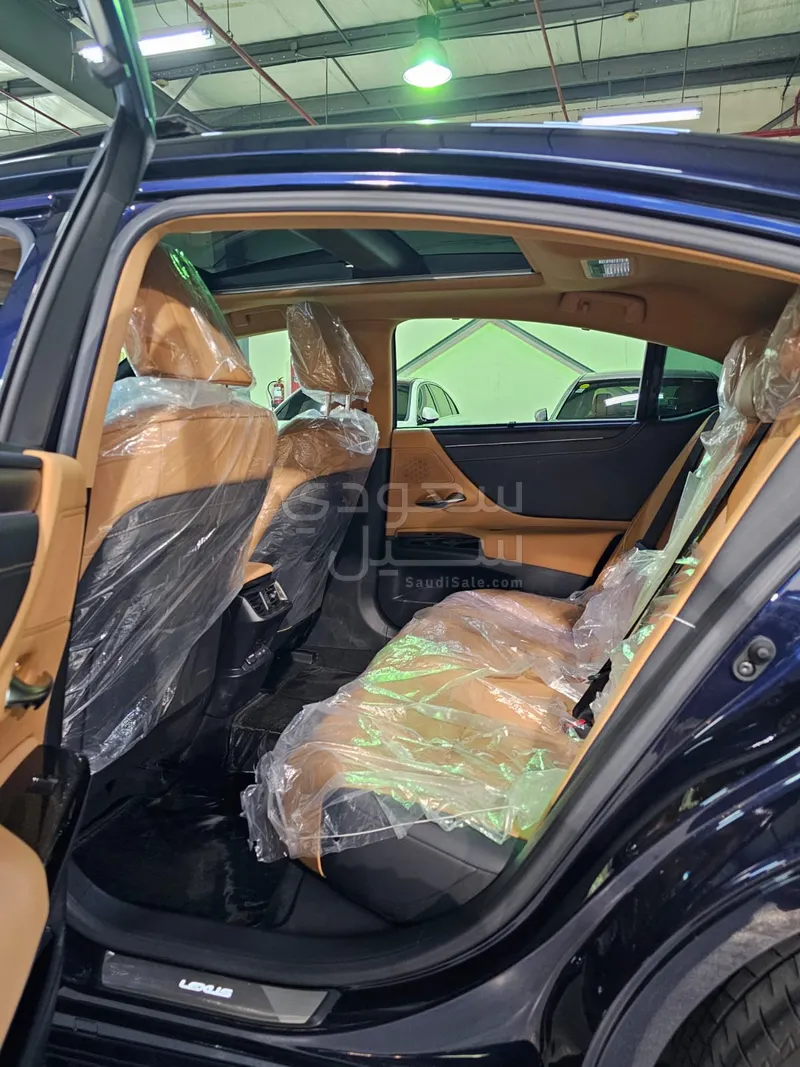 2023 لكزس إي إس 350