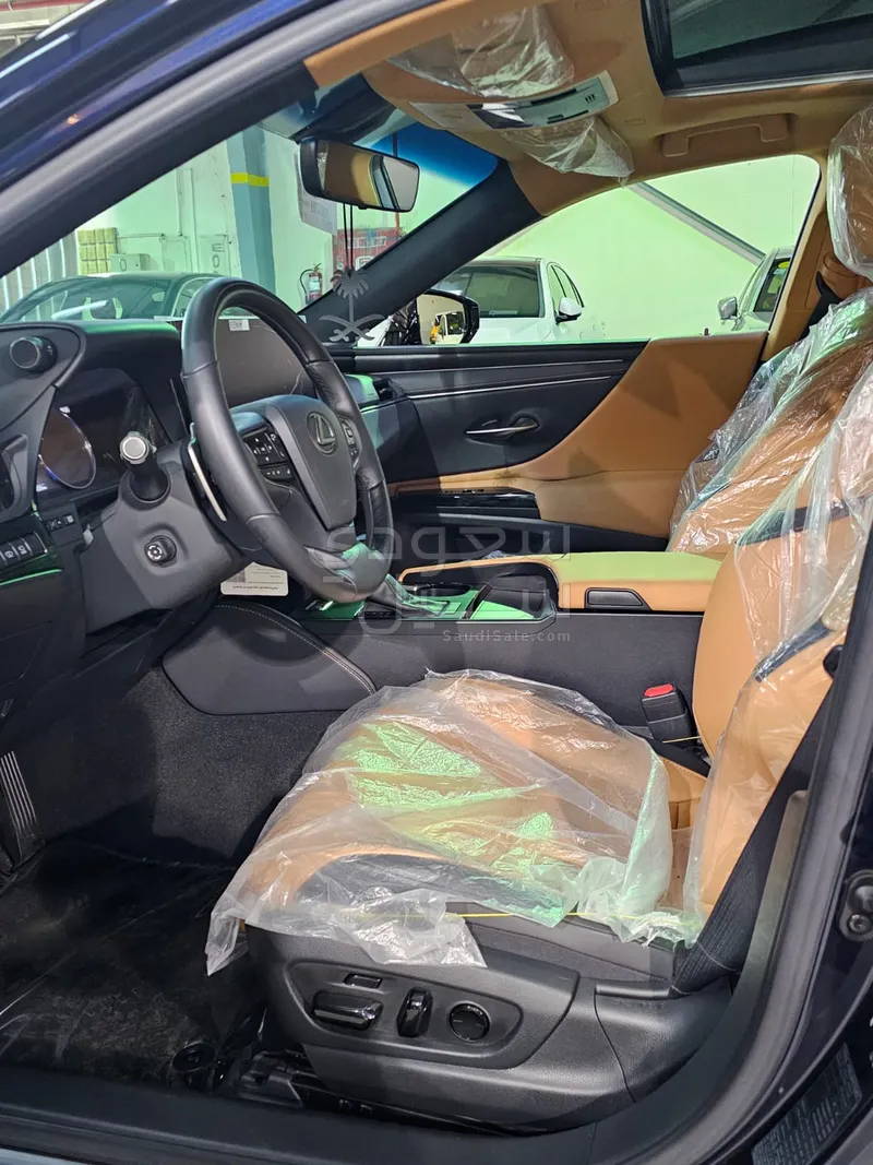2023 لكزس إي إس 350