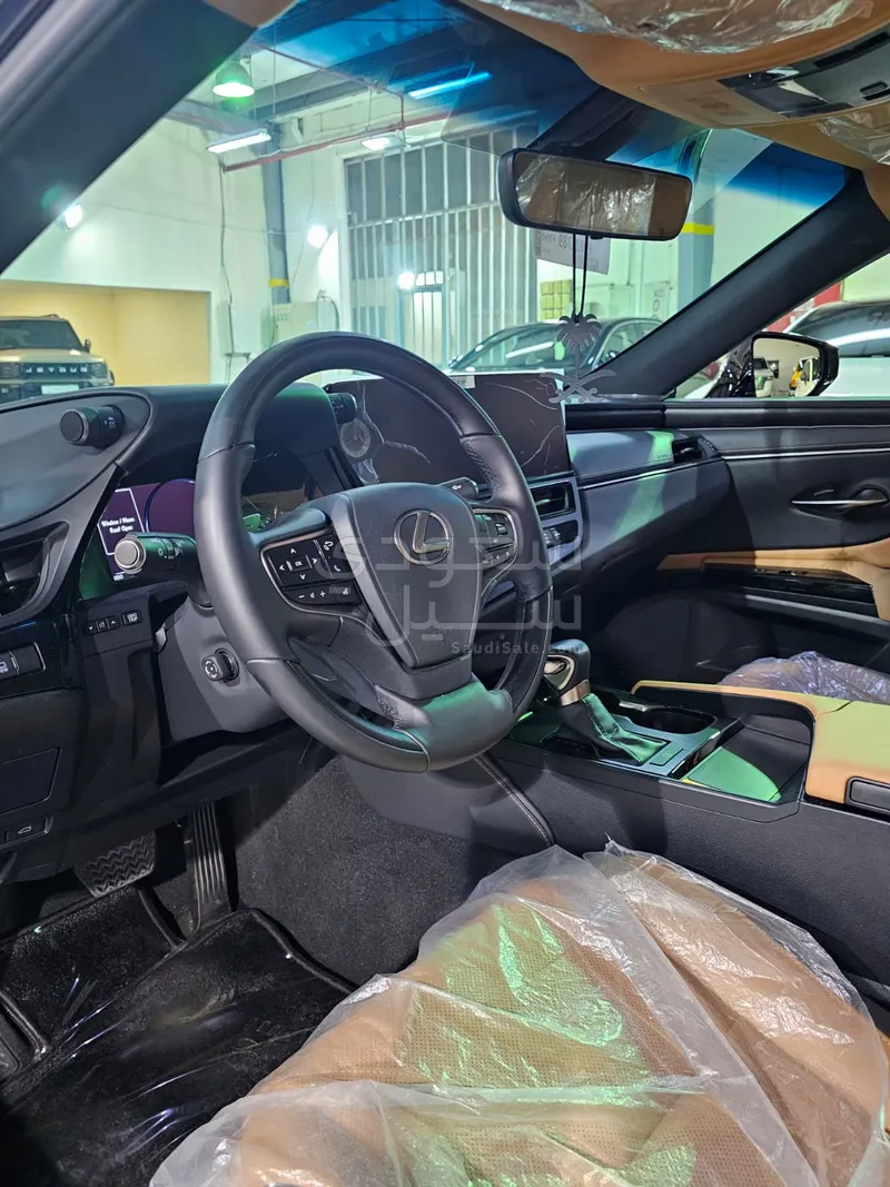 2023 لكزس إي إس 350