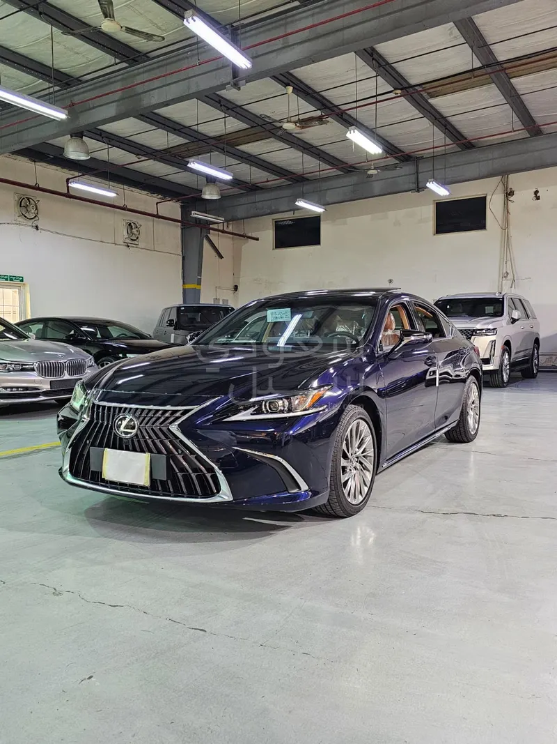 2023 لكزس إي إس 350