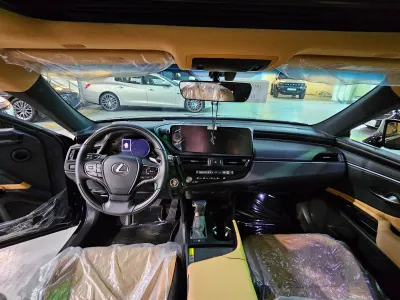 2023 لكزس إي إس 350