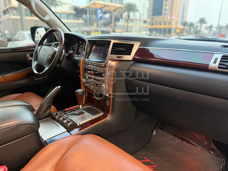 2013 لكزس إل إكس 570