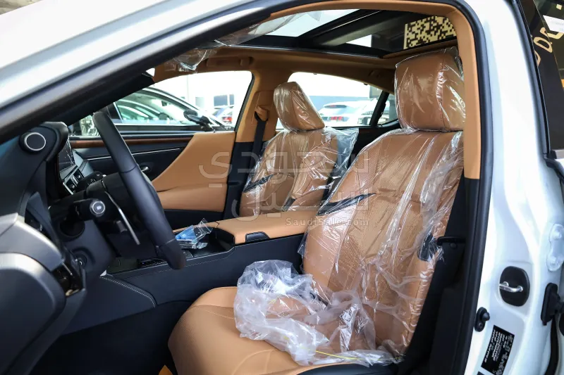 2025 لكزس إي إس 350