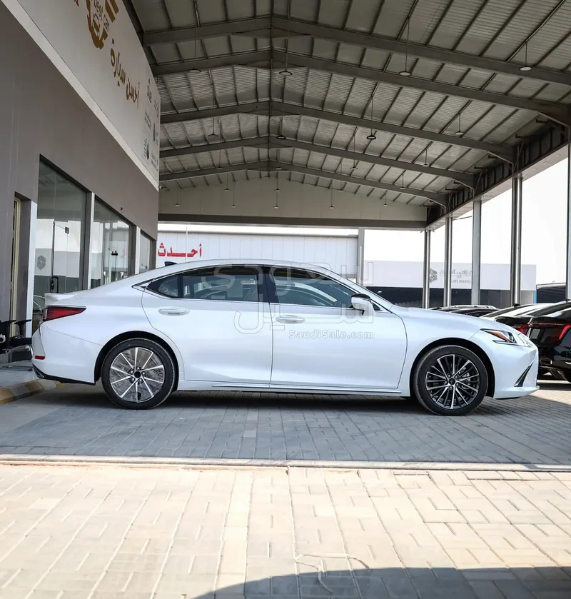 2025 لكزس إي إس 350