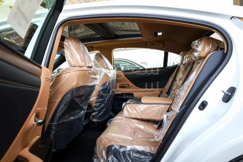 2025 لكزس إي إس 350