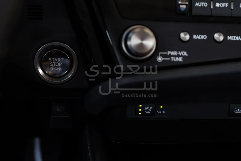 2025 لكزس إي إس 350