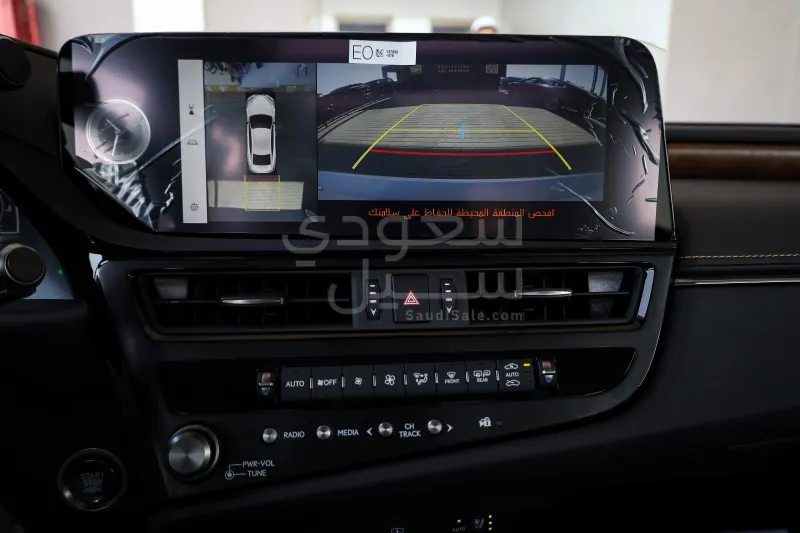 2025 لكزس إي إس 350