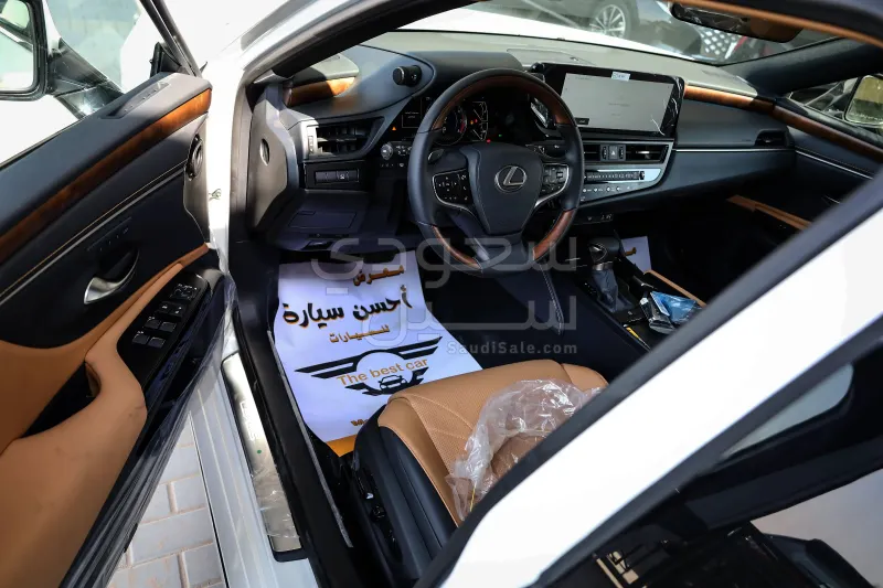 2025 لكزس إي إس 350