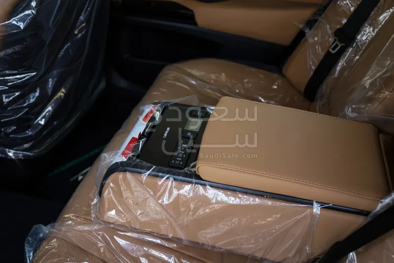 2025 لكزس إي إس 350