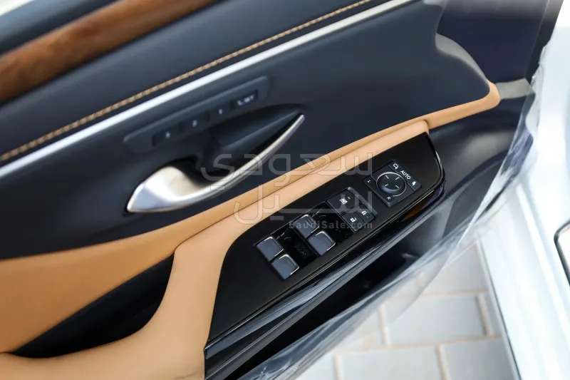 2025 لكزس إي إس 350