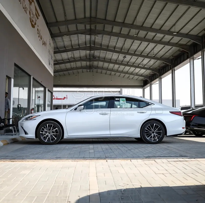 2025 لكزس إي إس 350