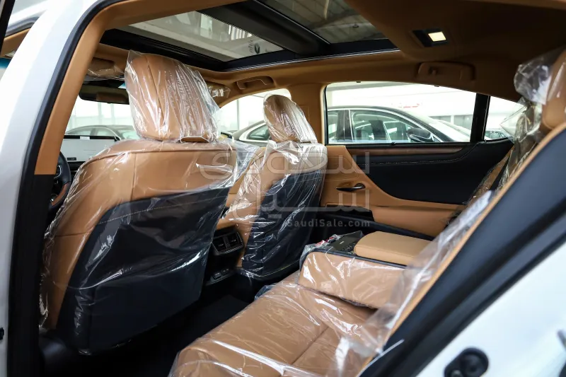 2025 لكزس إي إس 350